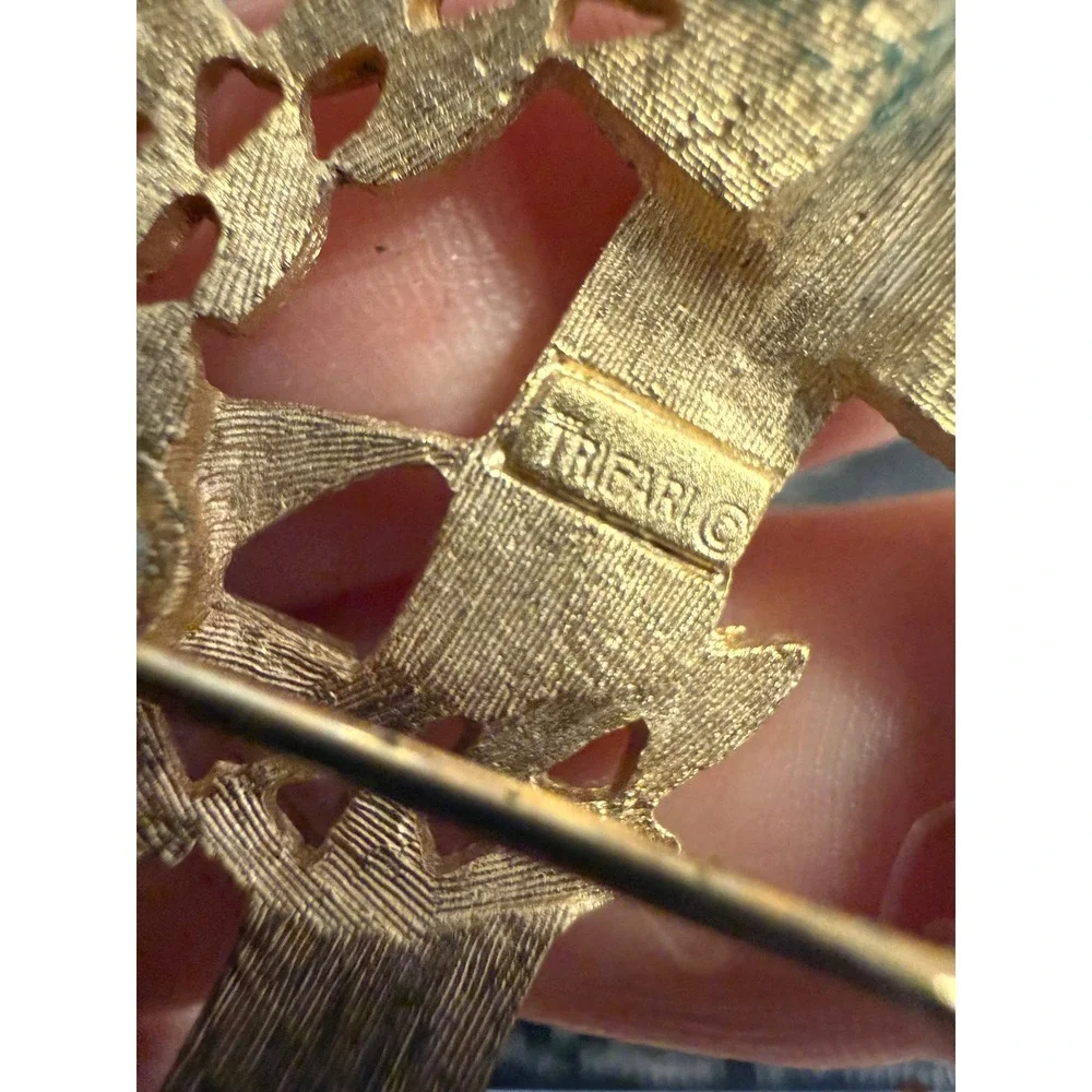 Trifari Gold Tone Textured Leaf Ribbon Wreath Brooch Pin Signed Vintage